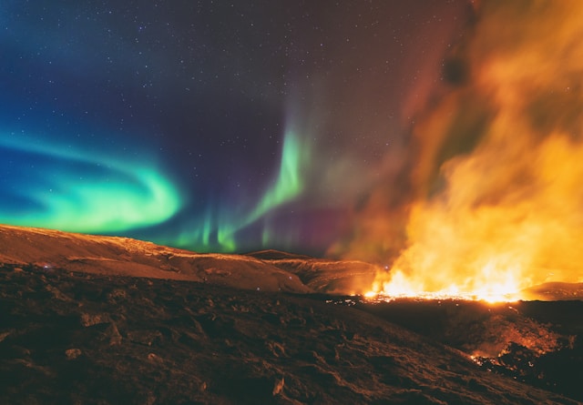 アイスランド　オーロラと火山